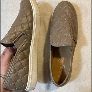 Women sneakers size 9